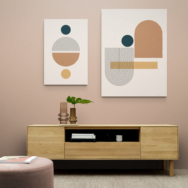 Deux tableaux scandinaves pour salon aux formes géométriques et dans un style minimaliste sont accrochés dans un salon épures et tendance aux couleurs rose et corail