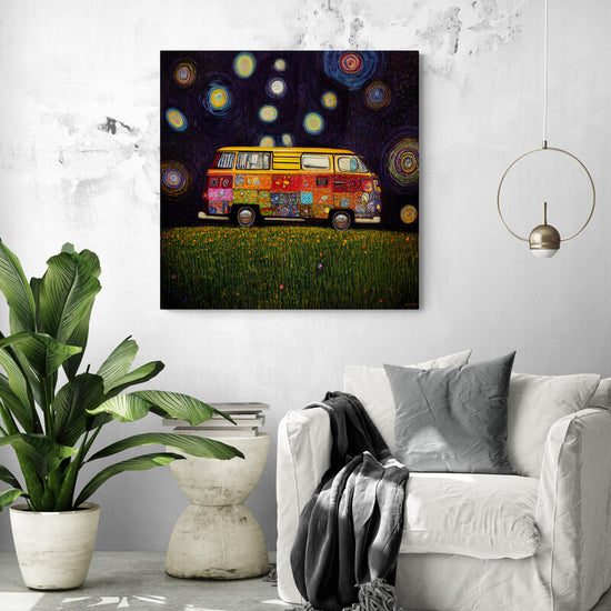 Tableau van hippie multicolore posée au milieu d'un champ d'herbe. Une belle peinture aux couleurs chatoyantes et à l'âme joyeuse, accroché dans un salon