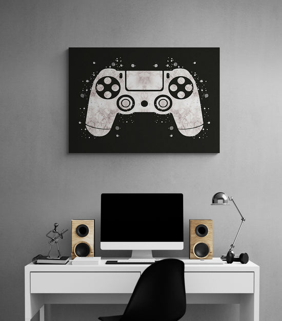 un tableau gamer accroché au dessus d'un bureau