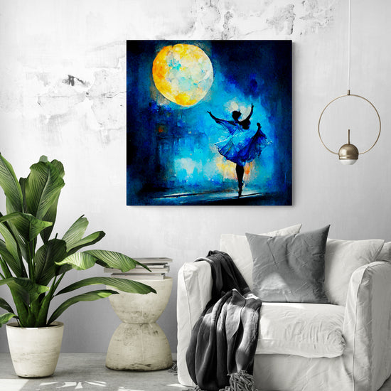 tableau bleu avec une ballerine bleu accroché au dans un salon moderne