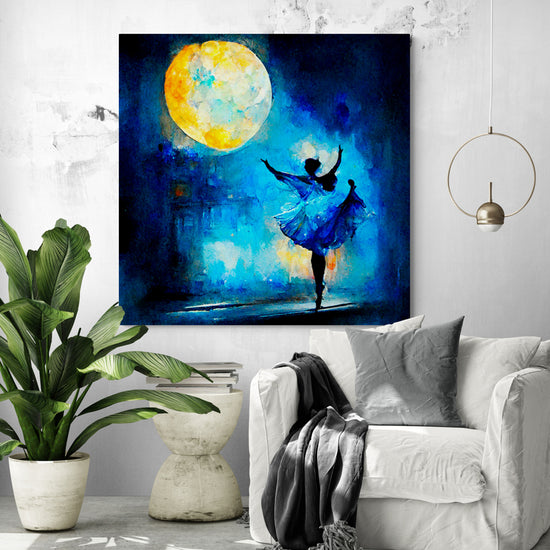 tableau ballerine bleu accroché au dans un salon blanc