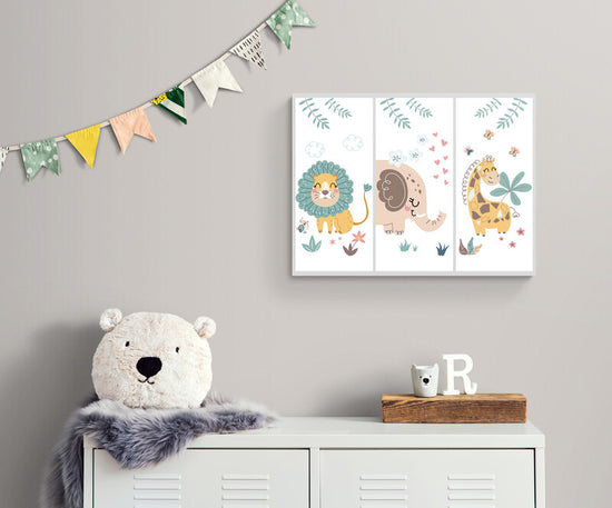 Tableau mural animaux pour chambre bébé. Un lion, un elephant et une girafe, ils sont mignons et rigolo