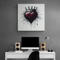 Un tableau d'un cœur noir est accroché au-dessus d'un bureau adolescent