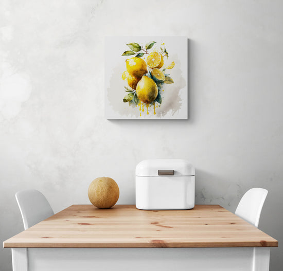 Accrocher dans une cuisine, petit tableau peints à l'aquarelle d'une grappe de citrons jaunes. Les fruits sont juteux et leur peau brillante. L'aquarelle ajoute luminosité et transparence, donnant l'impression que les citrons sont prêts à être cueillis. Des coulures ajoutent du mouvement