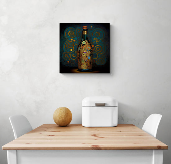 Petite toile peinte d’une bouteille de vin rouge inspirée par Klimt. On peut voir le détail des reflets d'or qui surlignent la noblesse du vin. Les couleurs varient de brillantes à ternes, donnant une touche de mystère à l'ensemble. La bouteille et son bouchon de liège semblent âgés et prestigieux