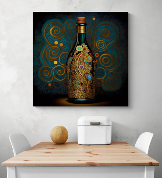 Cadre toile d’une bouteille de vin rouge inspirée par Klimt dans une déco cuisine. Des reflets doré qui surlignent la noblesse du vin. Les couleurs varient de brillantes à ternes, donnant une touche de mystère à l'ensemble. La bouteille et son bouchon de liège semblent âgés et prestigieux