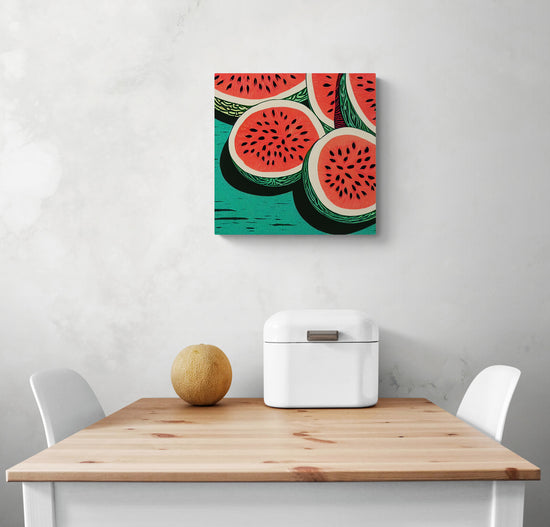 Petit tableau retro, vintage dans une cuisine. Des pastèques tranchées, leurs chairs rouges agrémentées de pépins. Les couleurs vives et saturées rappellent les affiches des années passées. Les motifs sur la peau viennent rappeler le fond, pour un rendu harmonieux. Une véritable perle pour toute cuisine au style rétro. Tableau de taille moyenne