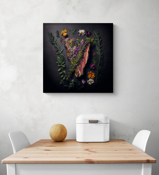 Photo déco, de taille moyenne, accrocher sur le mur d'une cuisine d'un steak juteux et parfaitement cuit et doré d'un côté, et la viande fraîche et crue de l'autre. Entouré de fleurs et d'épices colorées pour accompagner cette pièce de choix. Sur fond noir pour mettre en valeur ce mets appétissant