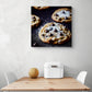 tableau déco cuisine avec une photo de cookies est accroché sur le mur d'une cuisine en dessous une table en bois et deux chaises blanches