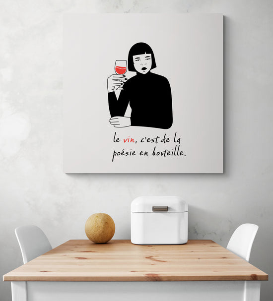 un decoration murale cuisine avec une illustration d'un verre de vin et une citation est accroché sur un mur blanc au-dessus d'une table en bois