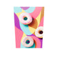 Un tableau en plexiglas en 3D, il tourne sur lui-même avec trois donut disposé sur un fond trés coloré