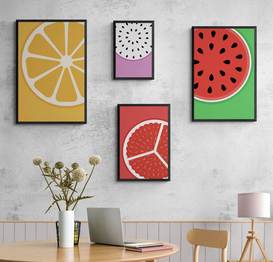 Dans une pièce épurée au ton neutre beige et gris. Plusieurs décorations murales cuisine sont accrochées au mur. Chaque toile est dans un cadre noir ce qui crée une harmonie. Les tableaux sont une représentation de tranche de fruit coloré