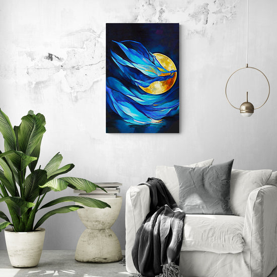 tableau clair de lune bleu et jaune accroché dans un salon blanc