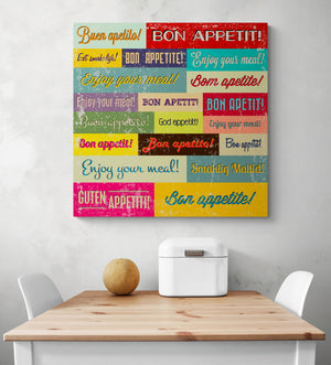 Fixé au mur au-dessus d'une table en bois clair, le tableau ajoute une touche de gaieté et d’originalité. Son design multicolore et vintage anime l’espace repas tout en créant une ambiance accueillante, parfaite pour partager des moments conviviaux autour d’un bon repas.