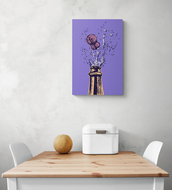 un tableau mural cuisine violet est accroché sur un mur blanc.