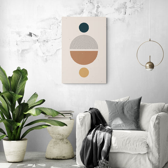 Un tableau scandinave pour salon au style nordique avec des formes géométriques est accroché au-dessus dans un salon moderne 