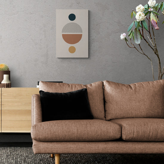 Un  petit tableau pour salon au style nordique avec des formes géométriques est accroché au-dessus d'un buffet en bois clair dans un salon moderne