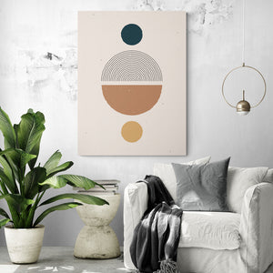 un tableau scandinave aux couleurs pastel et aux formes géométrique et aux lignes épurées est accroché dans un salon minimaliste blanc