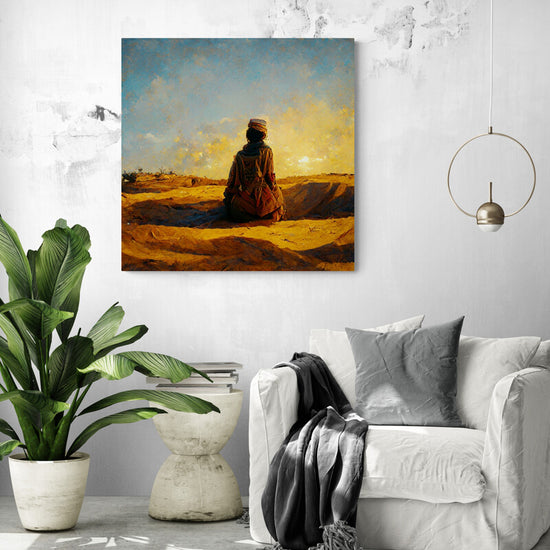 Tableau de déco touareg dans le desert, accroché sur le mur d'un salon, au cœur du désert un Touareg s'agenouille en contemplant le coucher du soleil. Vêtu d'un takakat et coiffé de son tagelmust, Il admire le ciel doré. Le touareg est à genoux, dans une position ressemblant à celle de la prière, comme pour remercier le tout puissant de cette scène qui s'offre à lui. Le tableau est de taille moyenne