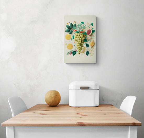 Un petit tableau deco pour cuisine mural habille un mur blanc. Sur ce tableau cuisine fruits et légume il y a une grappe de raisin vert entouré de feuille verte et des tranches d'orange. Ce tableau est doux et la palette de couleur est apaisante. En dessous une table en bois et une chaise blanche de chaque côté. Sur la table un petit melon et une corbeille de pain blanc 