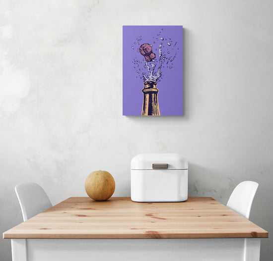 un tableau de cuisine est accroché au-dessus d'une table et deux chaises blanches