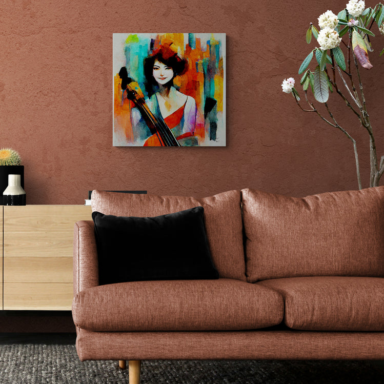 tableau violont dans main d'une femme accroché dans salon moderne
