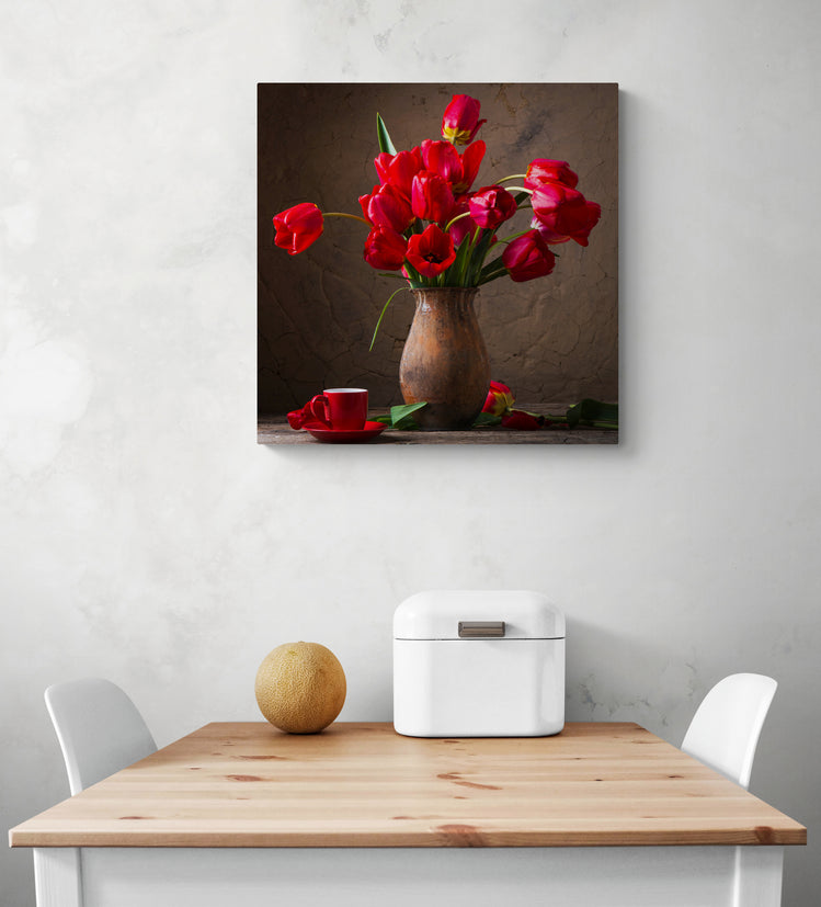 tableau deco fleur rouge est accroché sur un mur blanc au-dessus d'une table de cuisine en bois